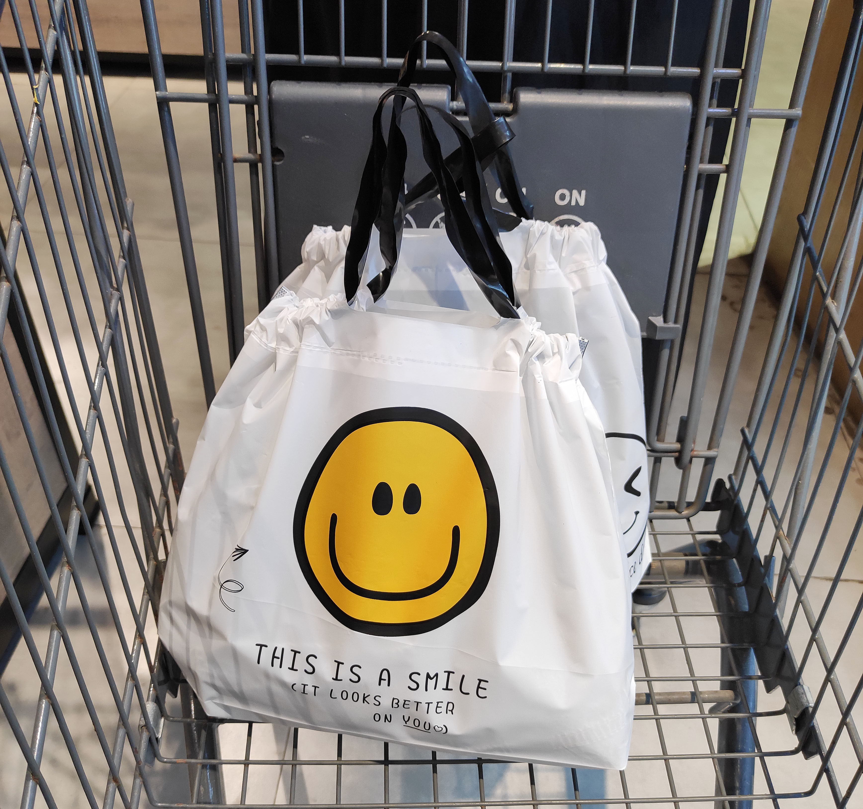 笑脸抽绳加厚束口塑料服装店手提袋打包外卖礼品包装童装购物袋子