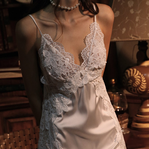 蕾丝v领镂空露背吊带短裙睡衣