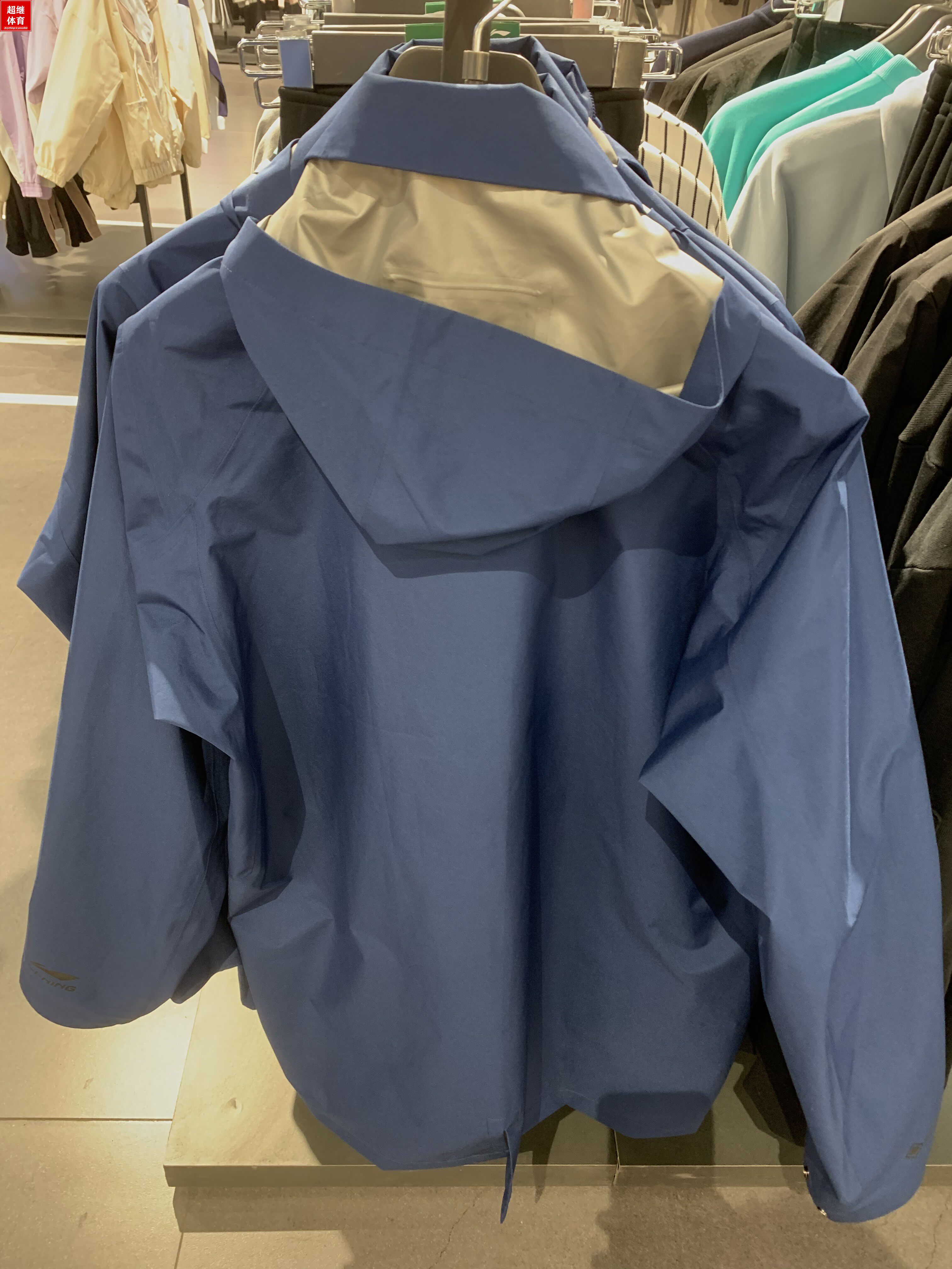 21중국 리 닝  스포츠 패션 시리즈 남자의 간단한 느슨한 중간 길이 후드 스포츠 용 재킷 AFDQ887