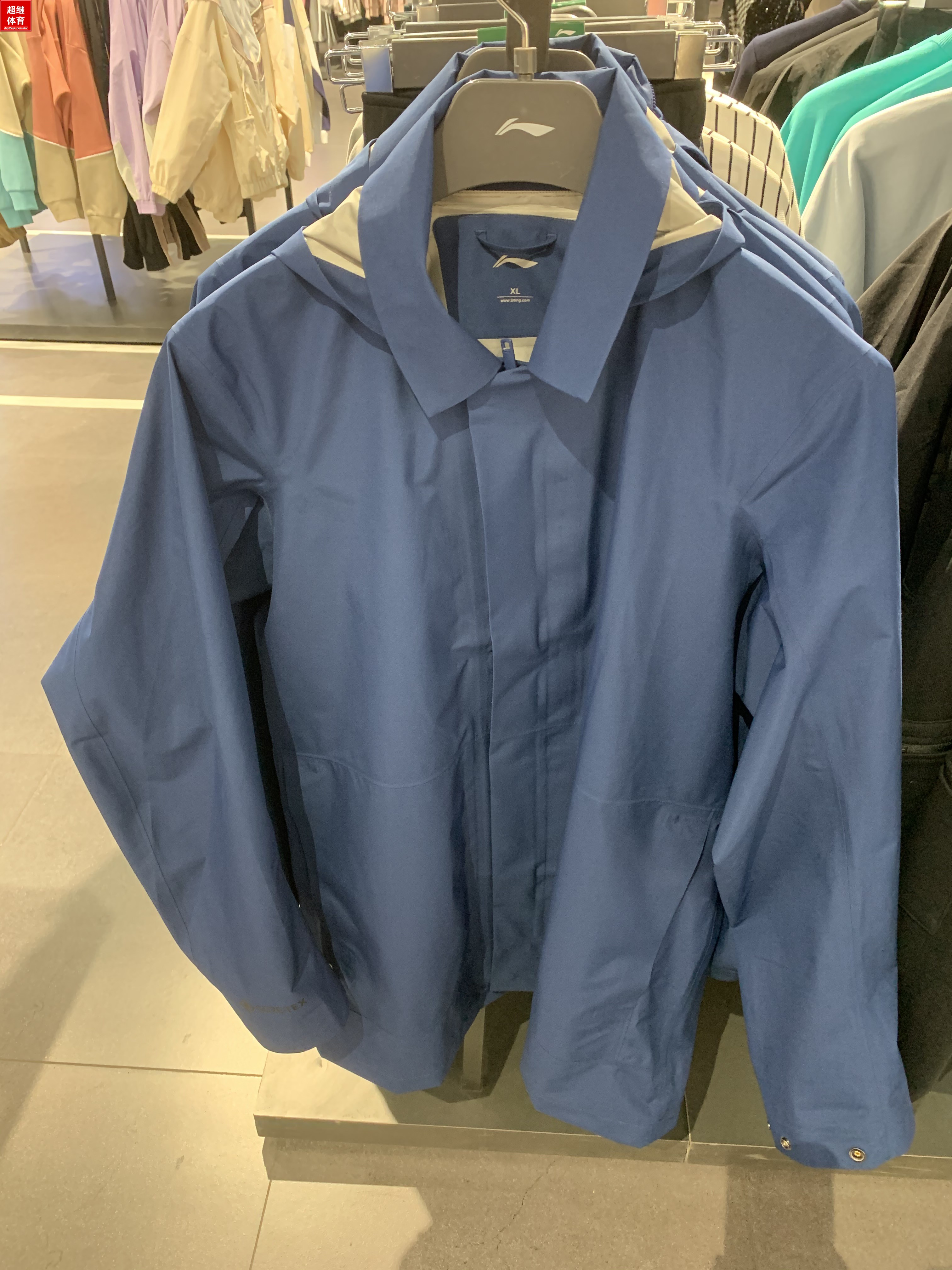 21중국 리 닝  스포츠 패션 시리즈 남자의 간단한 느슨한 중간 길이 후드 스포츠 용 재킷 AFDQ887