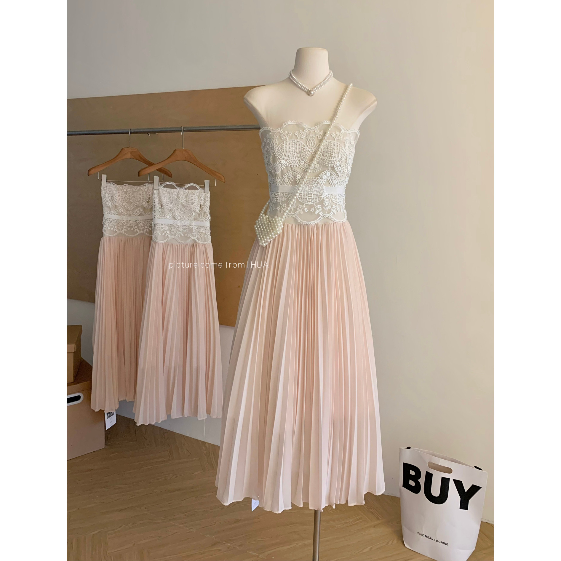 Hotdog 热狗很辣香氛美人白色蕾丝边百褶抹胸内搭外穿连衣裙