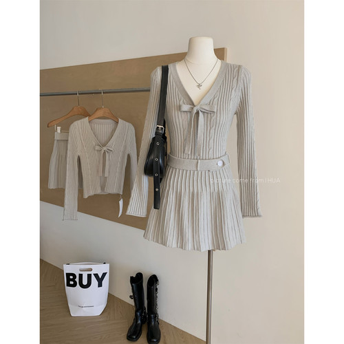 迟伞伞25fw 燕麦松饼 燕麦灰蝴蝶结针织上衣+羊毛半裙