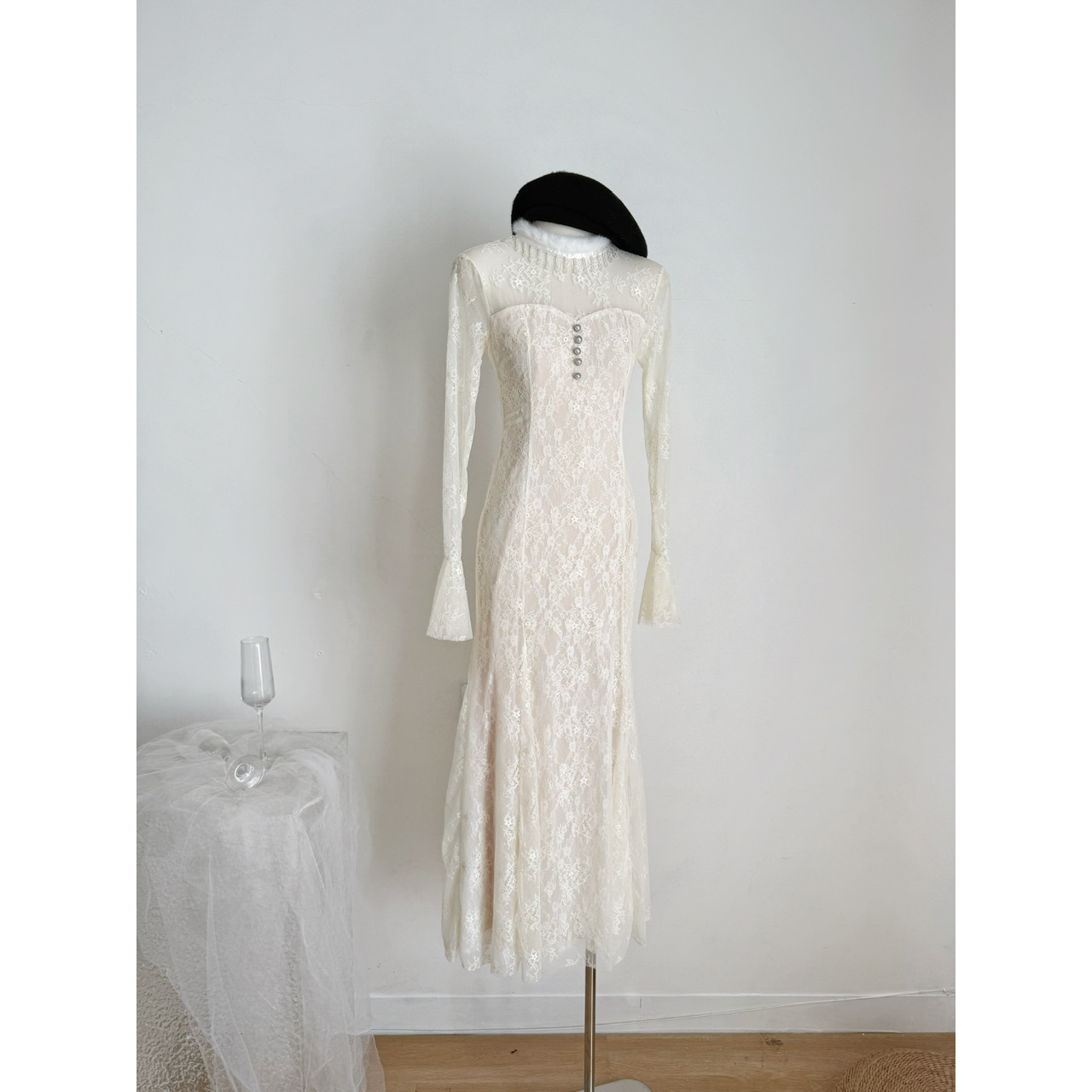 SISI JIANG“铃木纱雪”法式优雅气质赫本风蕾丝收腰白色连衣裙