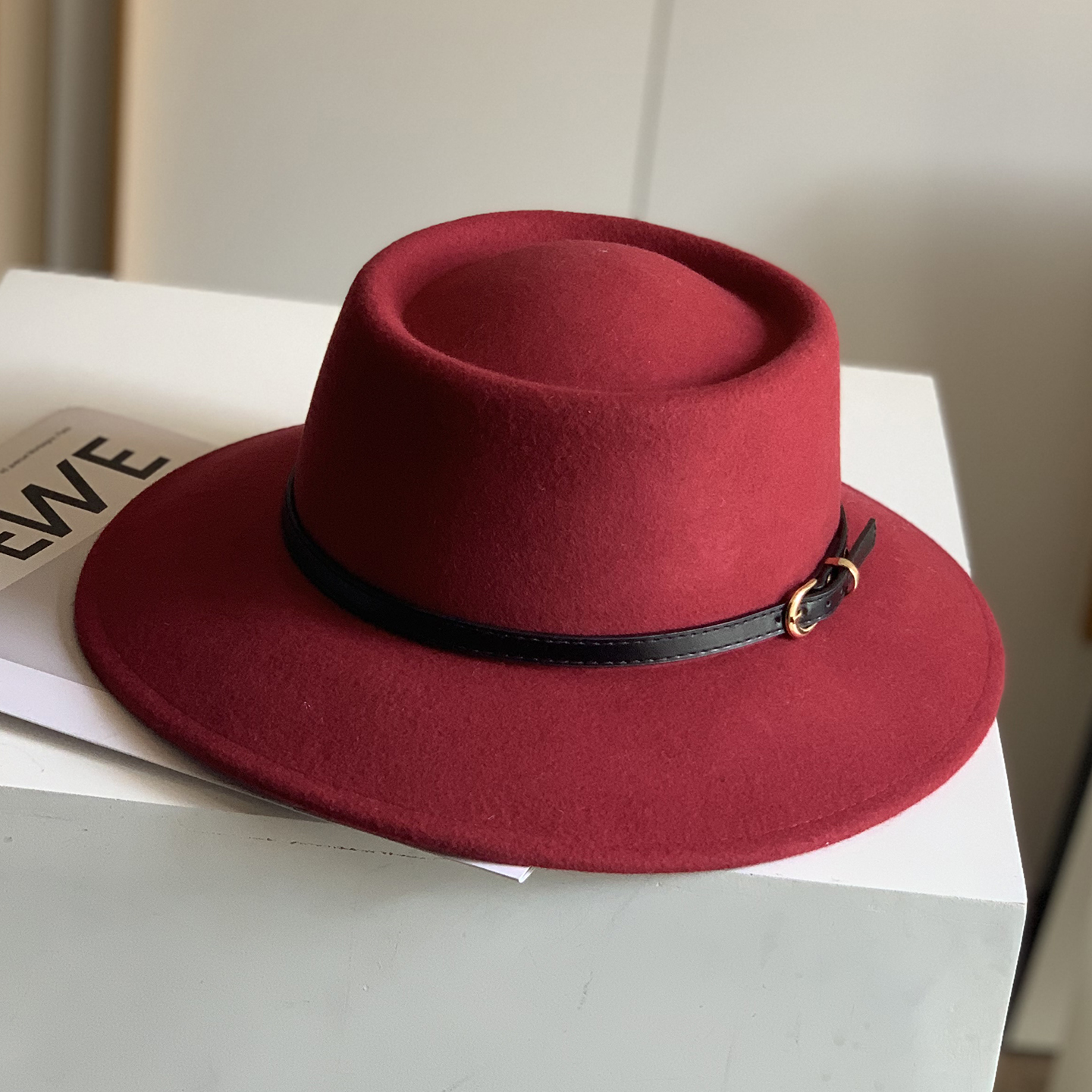 复古红皮带扣羊毛呢毡帽女秋冬