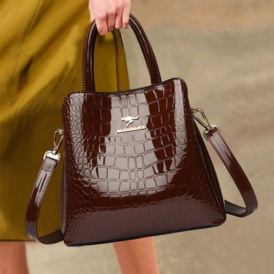 香港真皮包包女包新款2025斜挎包女时尚石头纹女士水桶包单肩包女