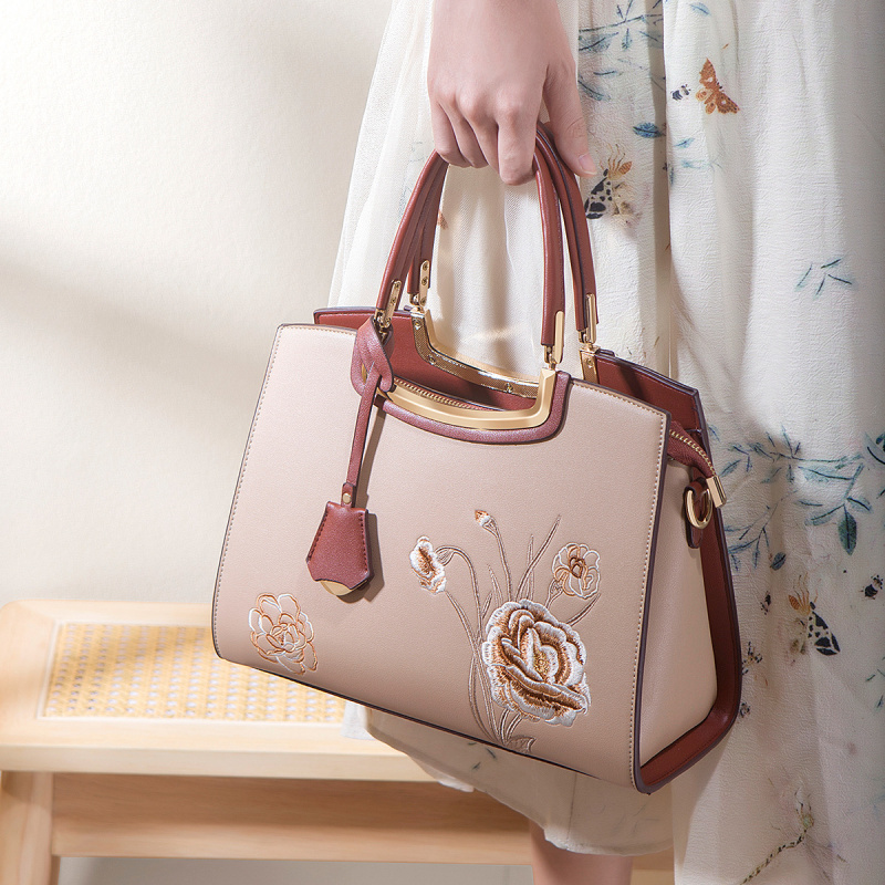 2025新款刺绣新中式大容量手提女