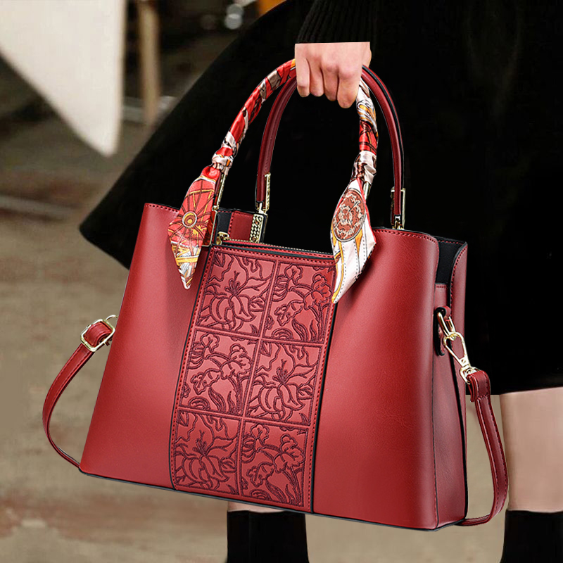 香港真皮高级感女包2025新款刺绣国风中年女包妈妈款大容量手提包