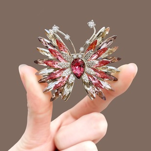 精致蝴蝶水晶胸针2025新款 复古时尚 感重工凤凰胸花女配饰衣饰