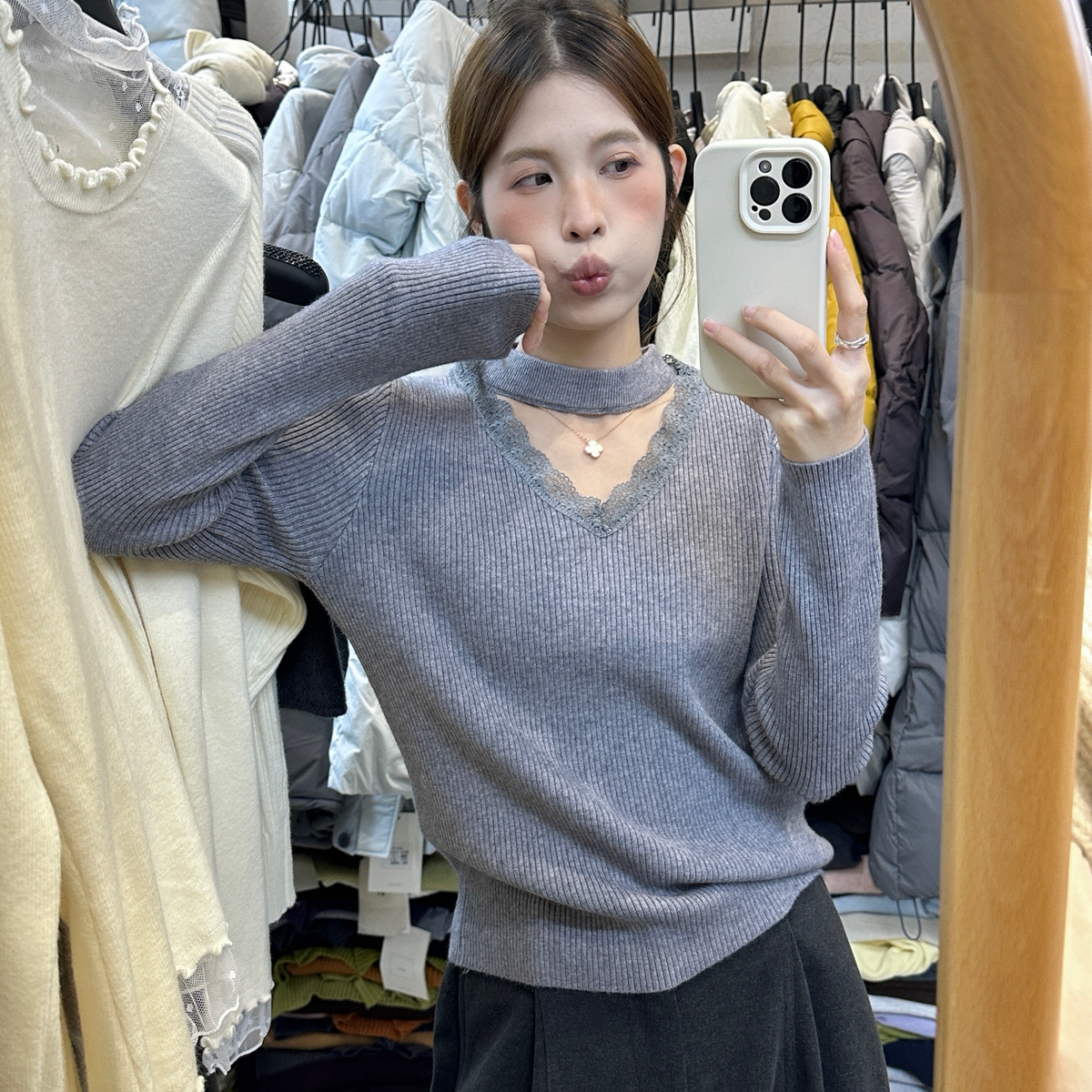 VI+(唯一家)-简约气质设计领针织衫30580