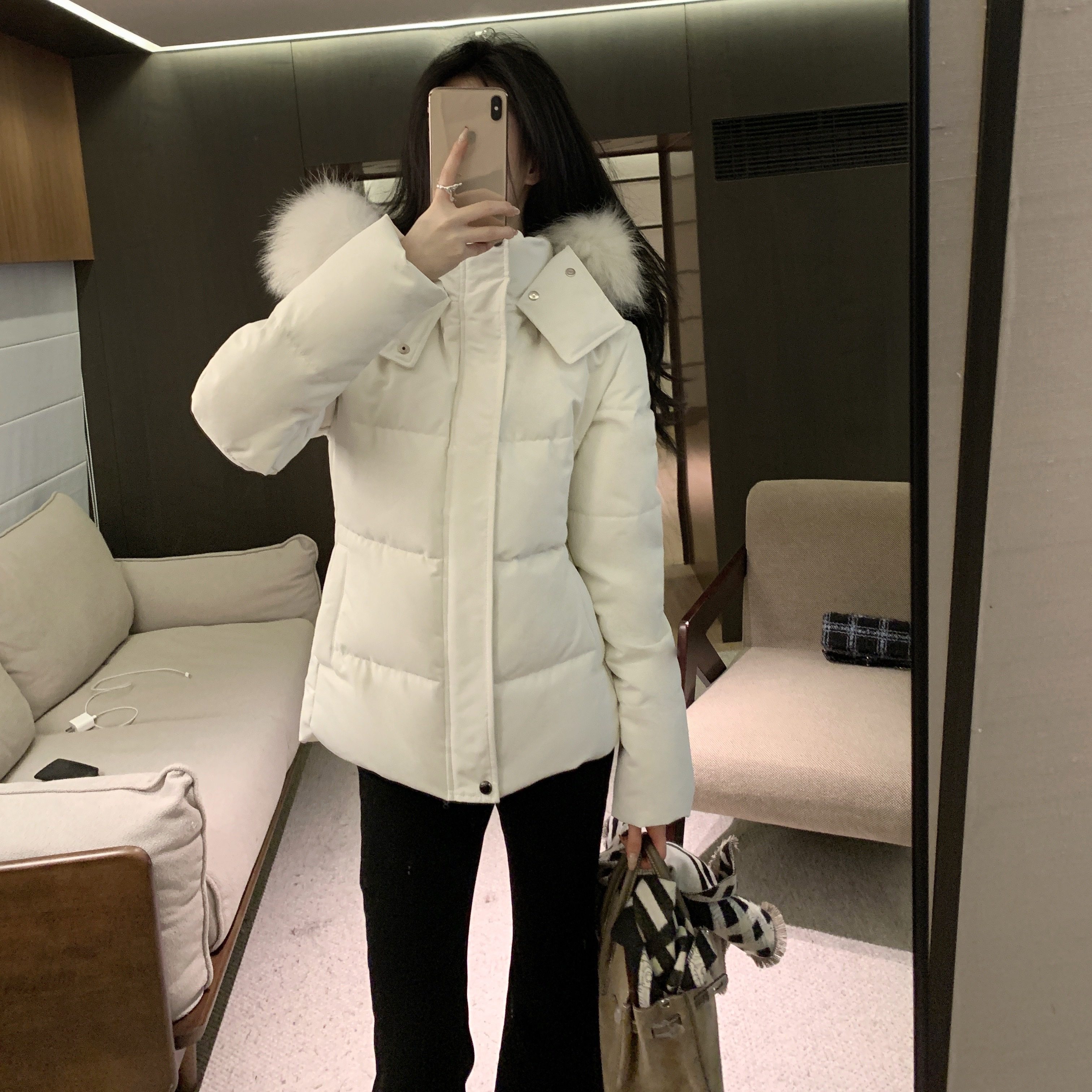 五月梅子2026新款收腰版羽绒服女冬季短款白色修身貉子毛毛领外套