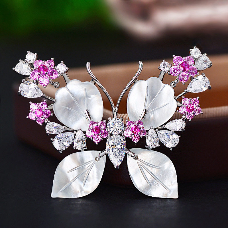 高档轻奢天然贝壳蝴蝶胸针创意感优雅大气胸花精致微镶锆衣饰别针