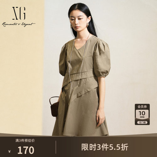 XG雪歌驼色不规则拼接连衣裙时尚夏季新款V领短袖收腰A字裙子女装