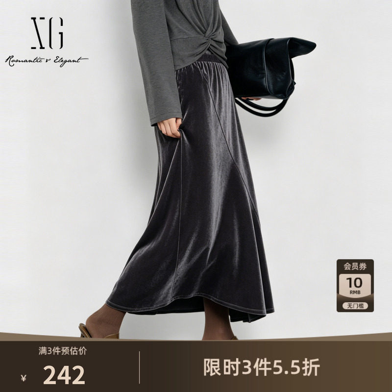 XG雪歌 灰色丝绒光感直筒半身裙2026秋季新款休闲通勤A字伞裙女装