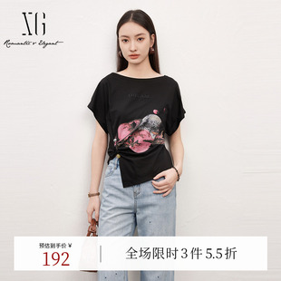 上衣女装 XG雪歌黑色创意图案印花T恤时尚 大领口露肩短袖 夏季 新款
