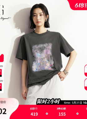 XG雪歌深灰色棉感短袖T恤 2026夏季新款圆领印花直筒宽松休闲女装