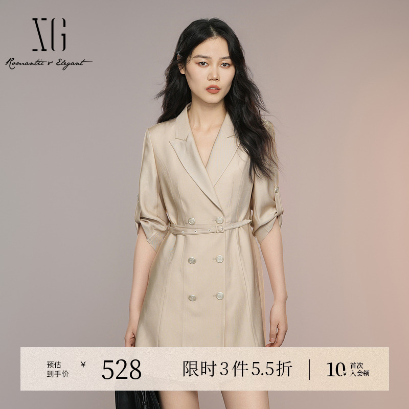 XG雪歌缎面设计浅米色连衣裙2025秋季新款收腰短袖西装连衣裙女装