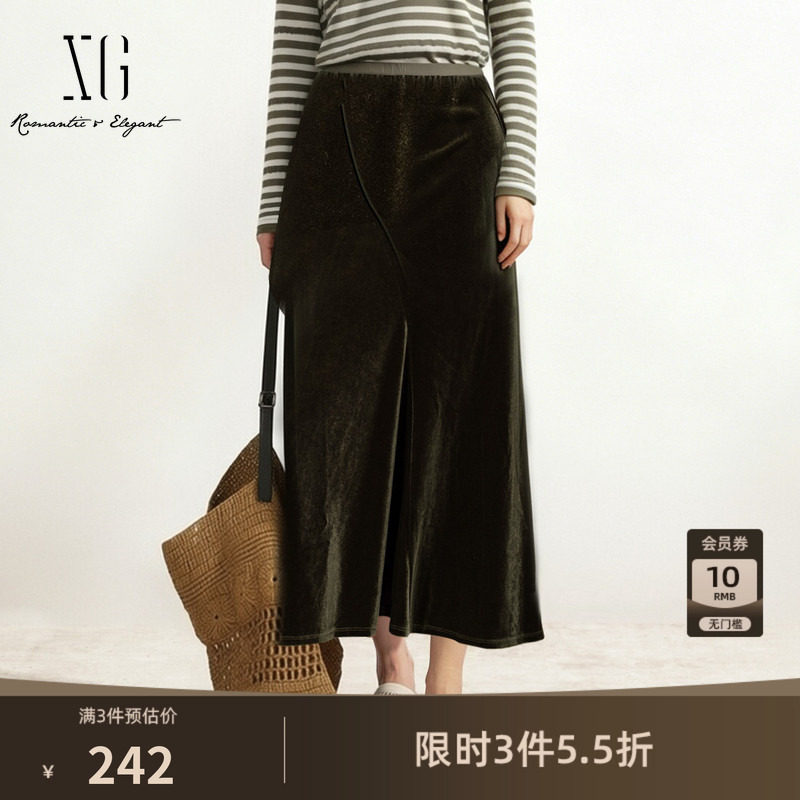 XG雪歌 军绿色丝绒A字松紧半身伞裙2026秋季新款休闲通勤长裙女装