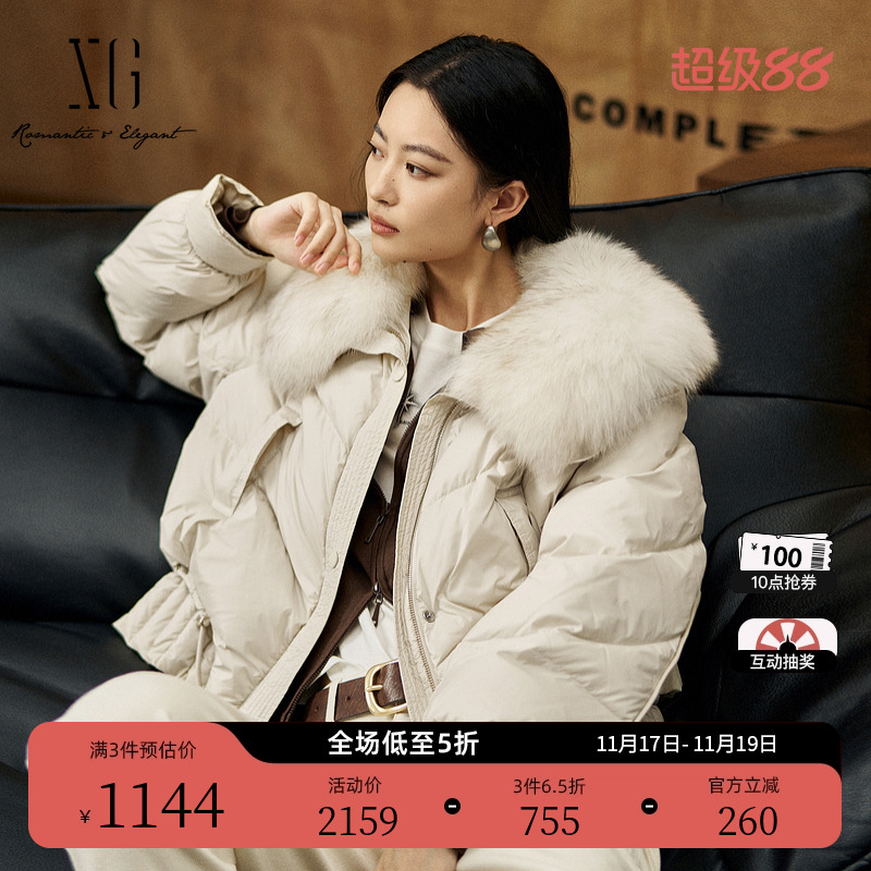 XG雪歌短款长袖白鸭绒羽绒服2025冬季新款浅米色狐狸毛领外套女装