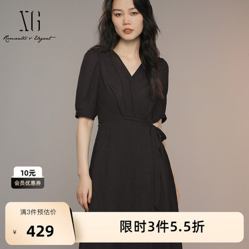 XG雪歌黑色V领连衣裙2025夏季新款时尚简约 绑带收腰中长裙女