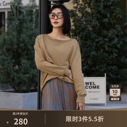 XG雪歌咖色长袖圆领套头卫衣2025秋季新款宽松设计休闲印花上衣女