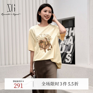 XG雪歌创意字母印花米白色T恤2025夏季 新款 通勤简约圆领上衣女装