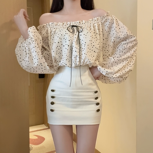 IQCQ法式甜辣妹气质一字肩波点蝴蝶结长袖显瘦上衣女收腰短裙套装