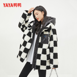 鸭鸭短款羽绒服女2025年新款宽松连帽黑白撞色棋盘格羊羔毛外套女