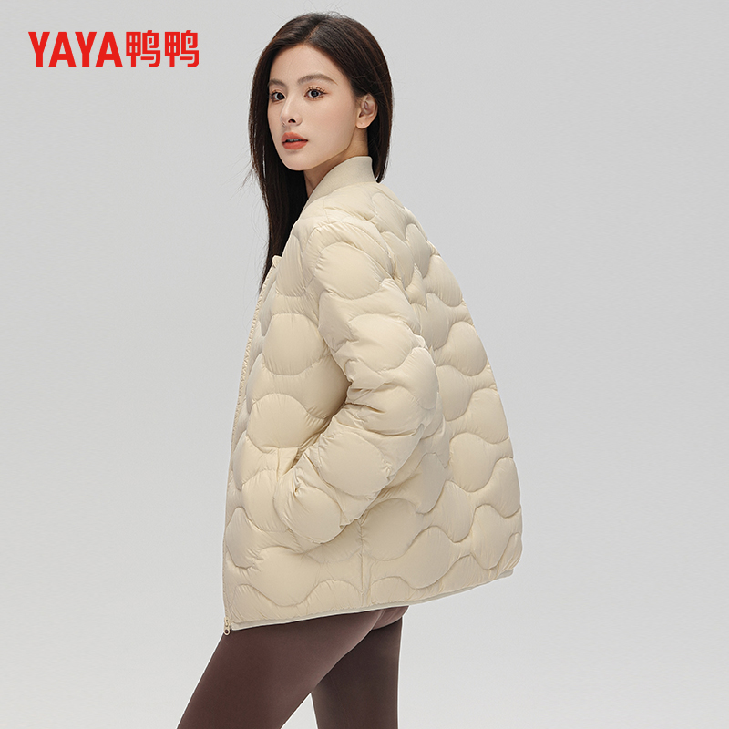 鸭鸭轻薄羽绒服女棒球领波浪压纹