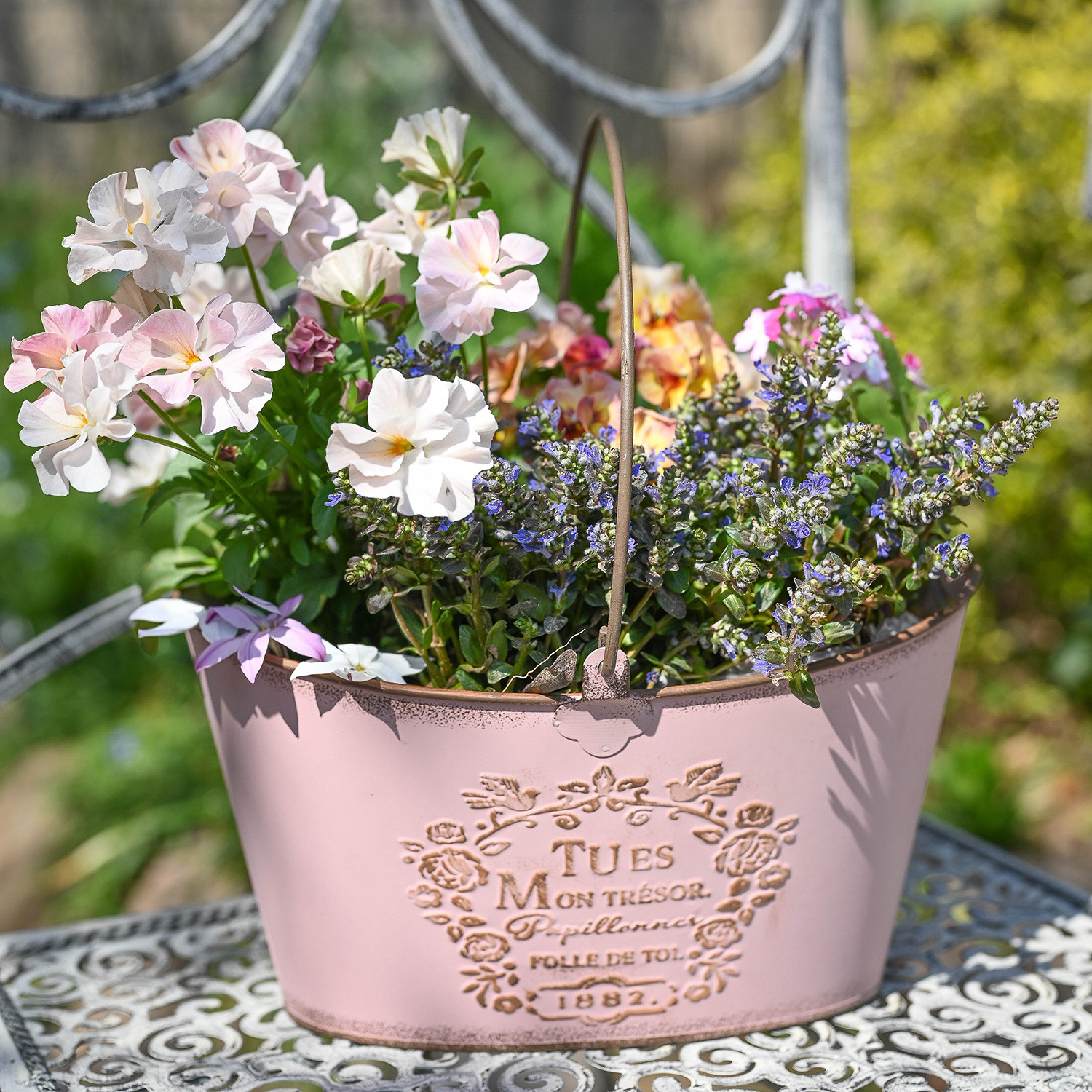 出口复古铁艺椭圆提篮花盆日系浮雕花纹阳台花园装饰摆件