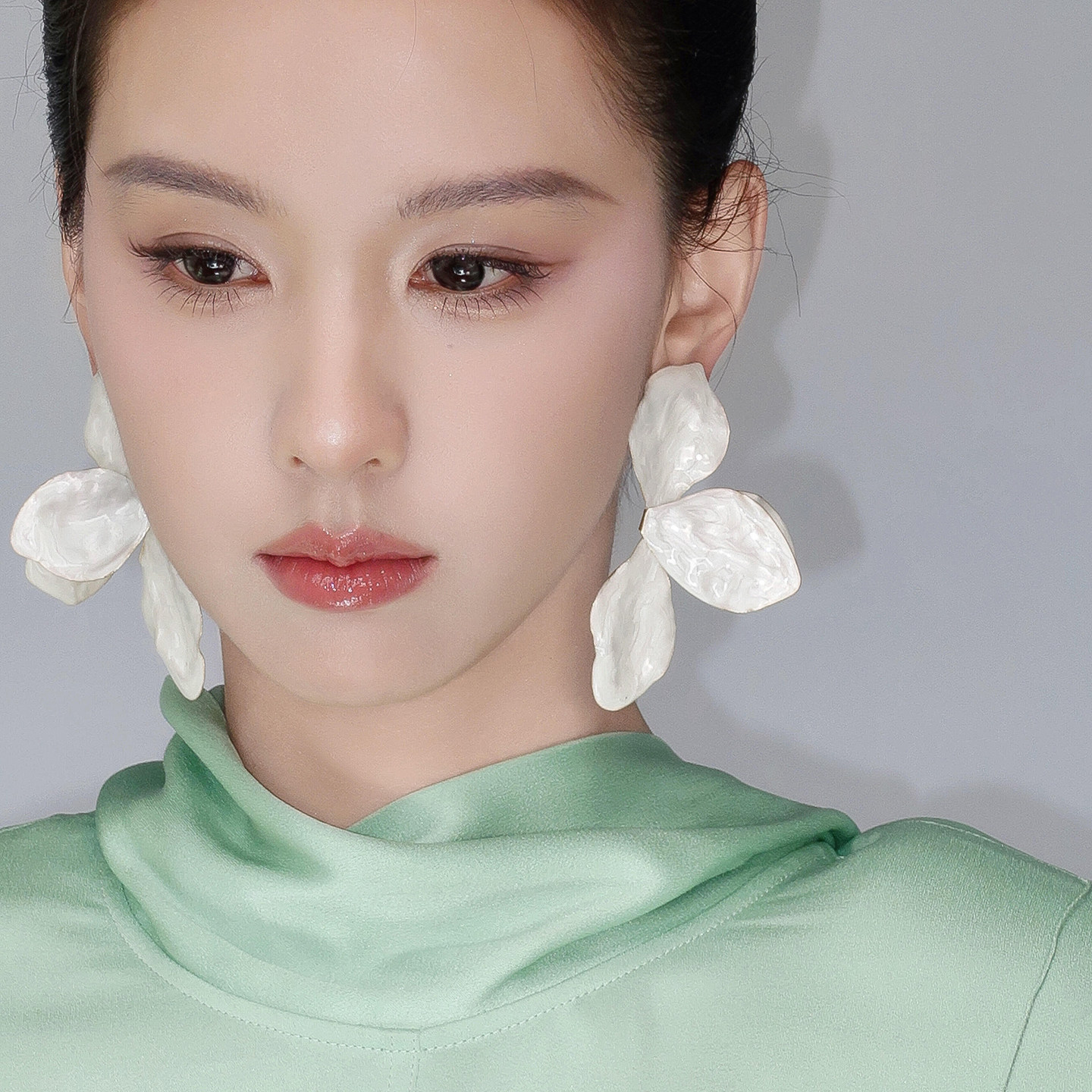 超仙！滴油白色花朵耳环夸张显脸小耳饰2026年新款爆款新娘耳钉女图片