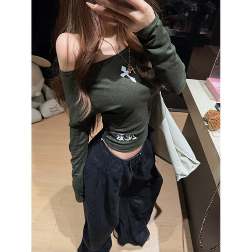 辣妹风十字架印花斜领长袖打底T恤女装甜辣修身显瘦露肩上衣内搭