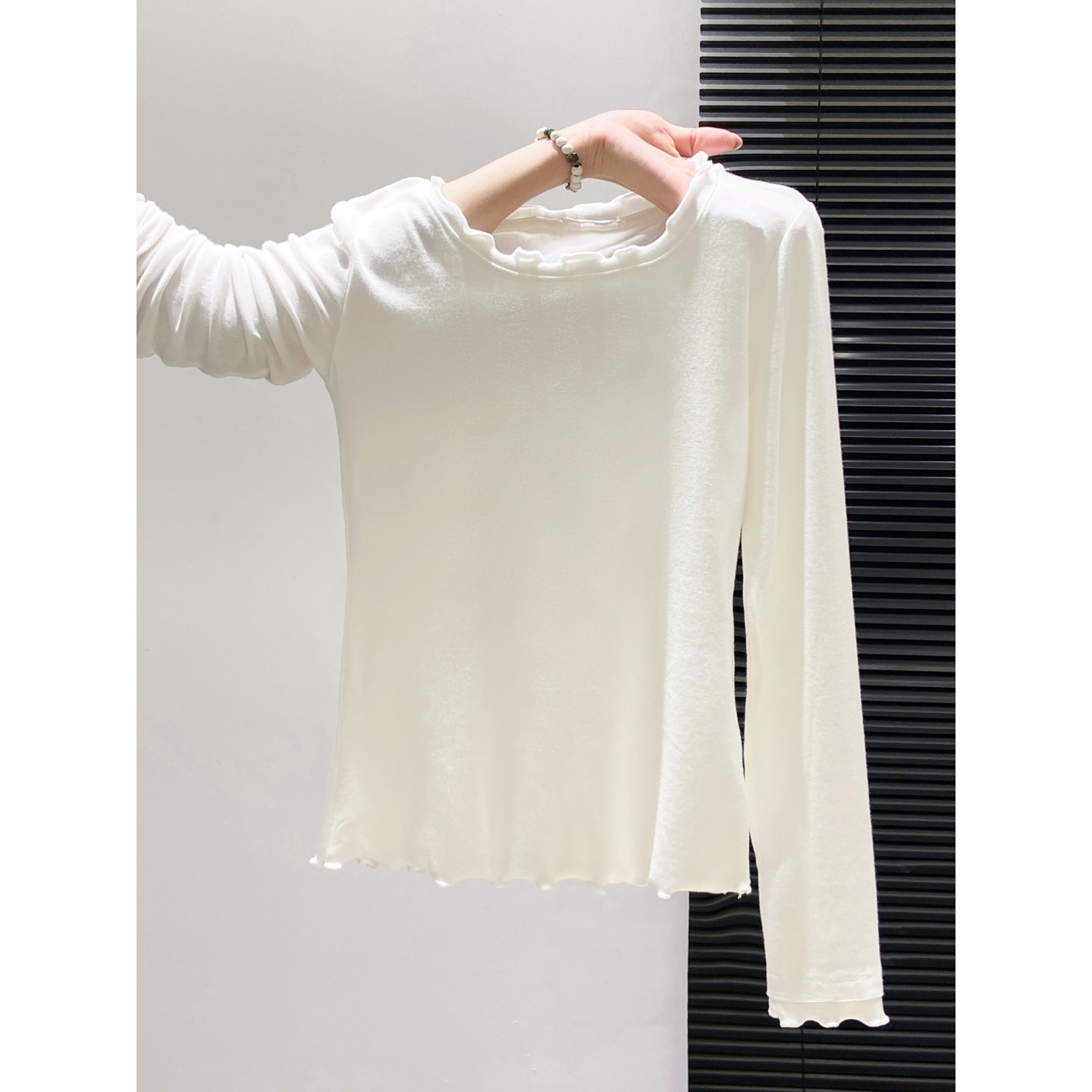 【赠运费险】气质白色木耳边上衣