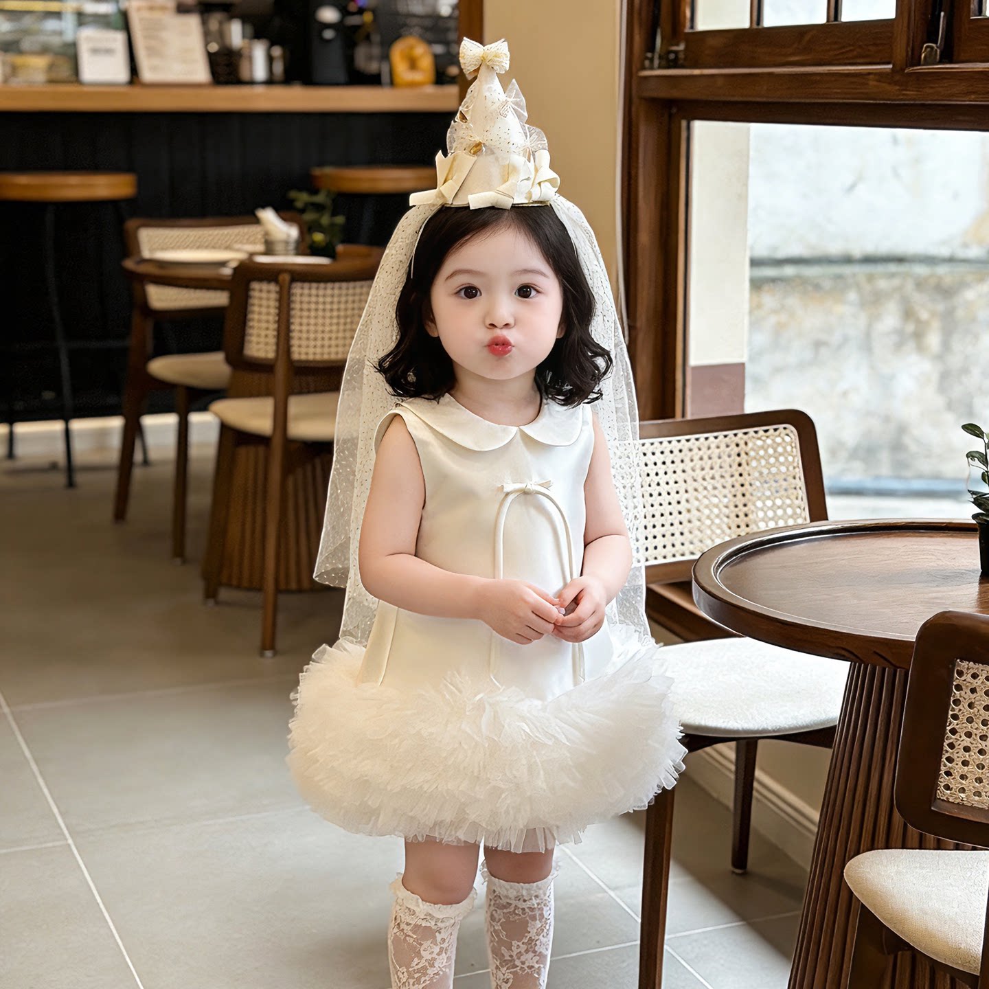 女童周岁生日抓周白色礼服图片