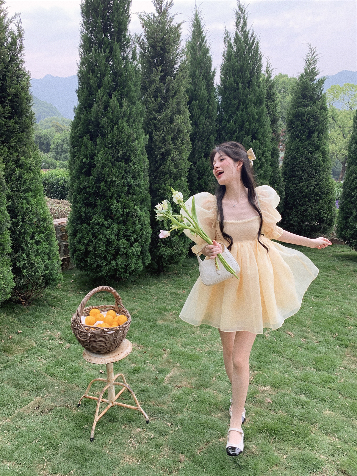 淡黄色网纱泡泡袖公主裙