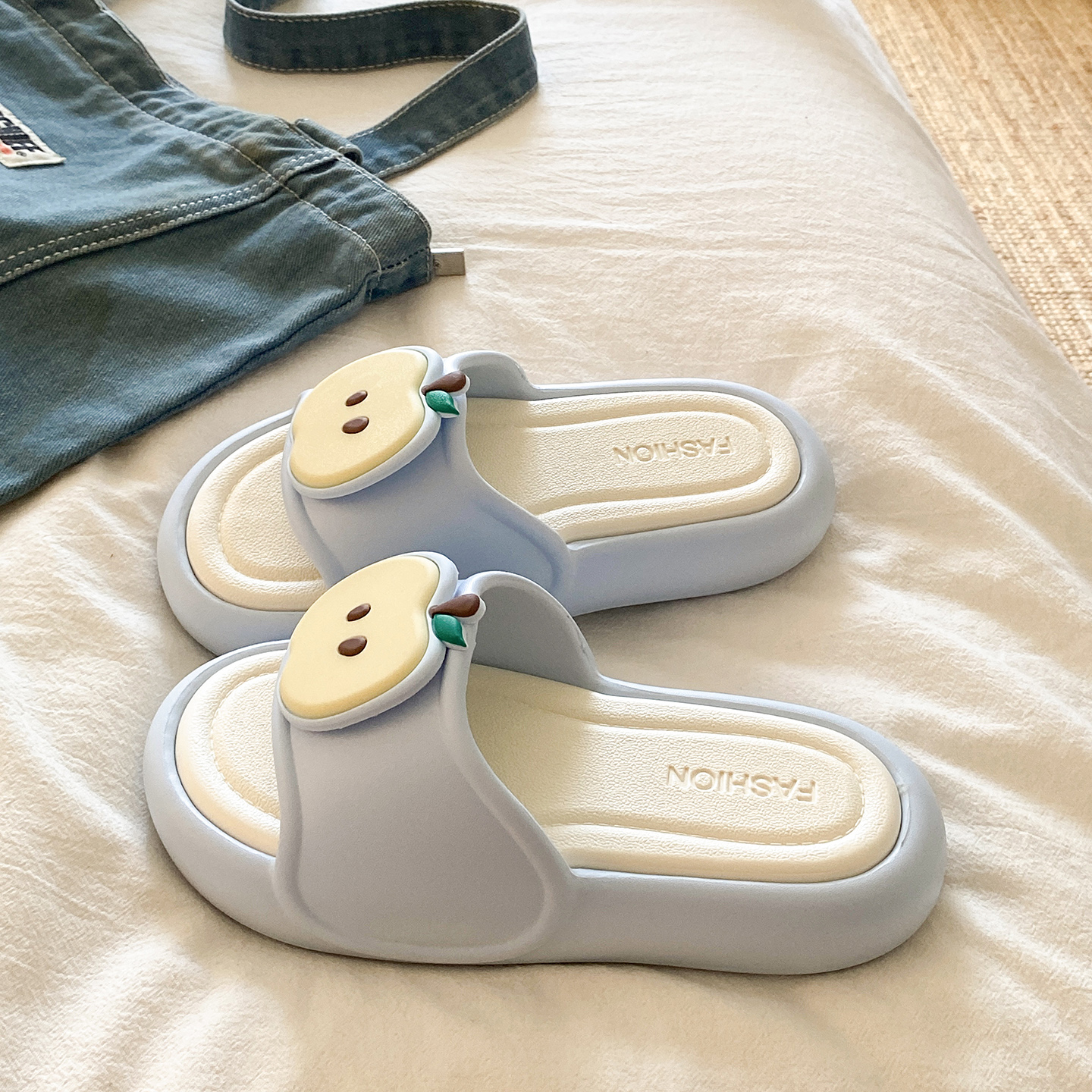 拖鞋女夏外穿不累脚2025新款居家室内厚底洗澡防滑可爱苹果凉拖鞋