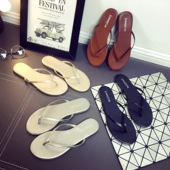 2025新款 夏黑色皮质网红平底防滑夹脚人字拖女外穿海边沙滩凉拖鞋