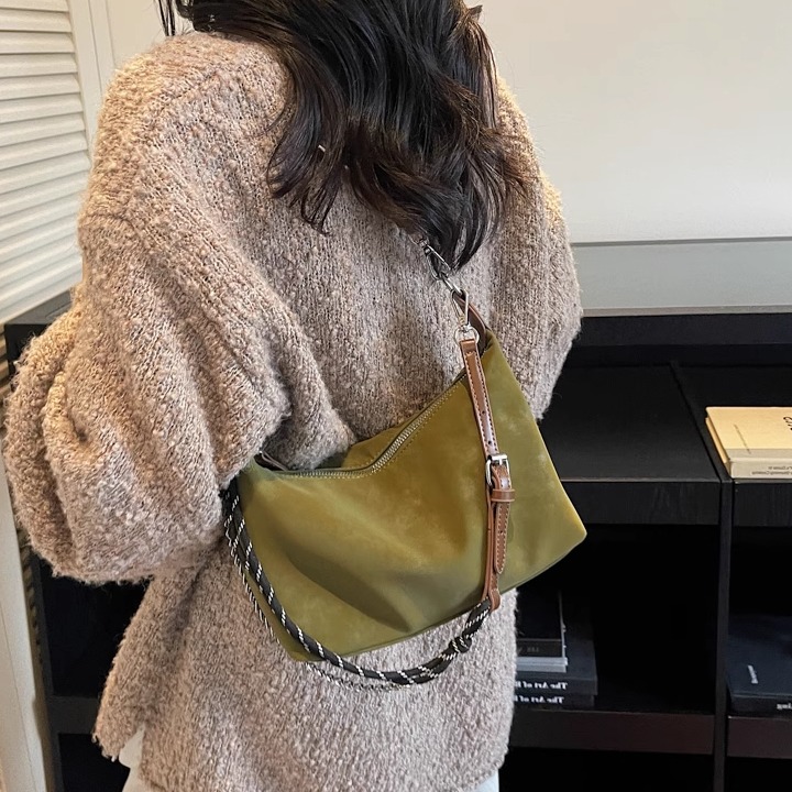 高级小众不撞款包包女秋冬美拉德2025新款日常通勤百搭斜挎腋下包