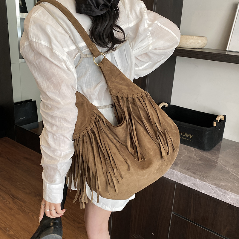 高级小众不撞款包包女大容量2025新款流苏美式废土风通勤包美拉德