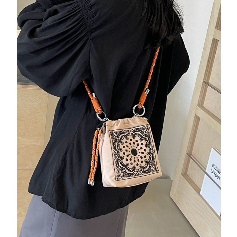 腰果花刺绣今年爆款小包包女2025新款夏天休闲尼龙迷你斜挎手机包