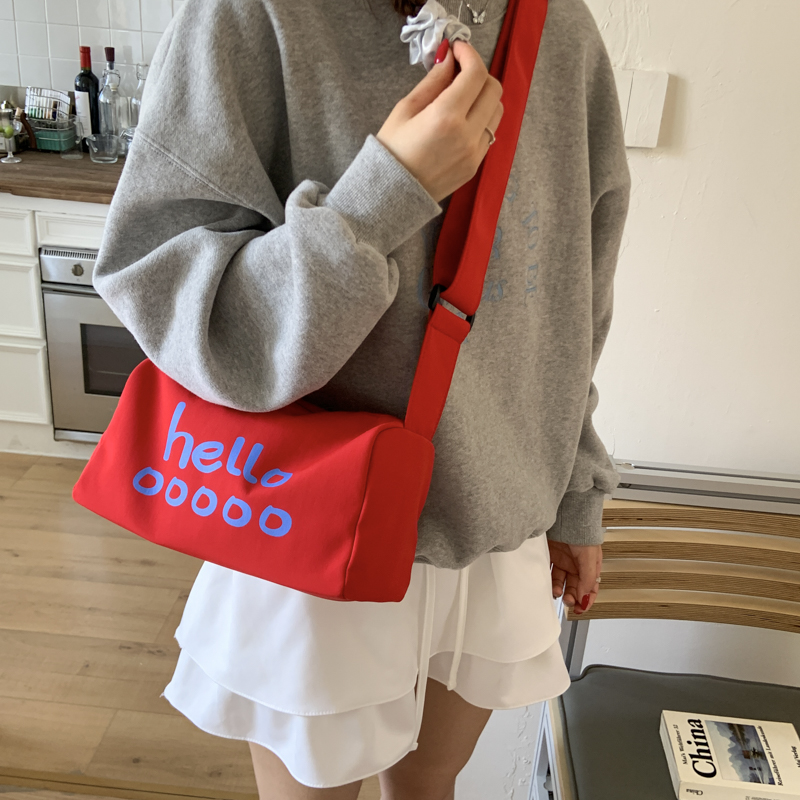 休闲包包女式2025新款慵懒风字母斜挎包小众设计红色吐司枕头包潮