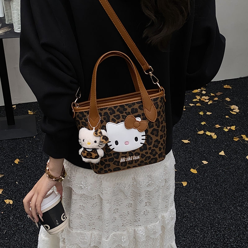 豹纹手提包精致外出小拎包2025新款小众设计hellokitty斜挎水桶包