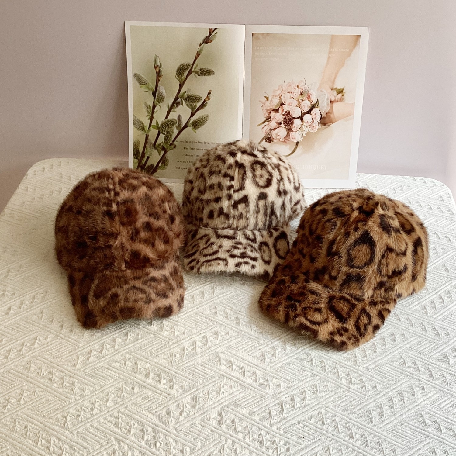 2025秋冬潮流时尚豹纹护耳保暖棒球帽子加厚兔毛绒小众洋气鸭舌帽