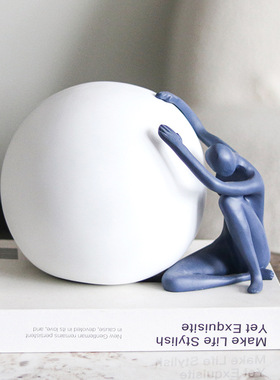 现代简约抽象抱球人装饰居家摆件