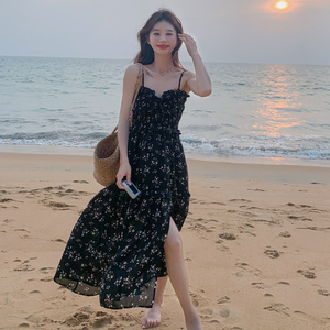 法式性感纯欲黑色连衣裙女2025超火夏季新款度假风漂亮碎花吊带裙图片