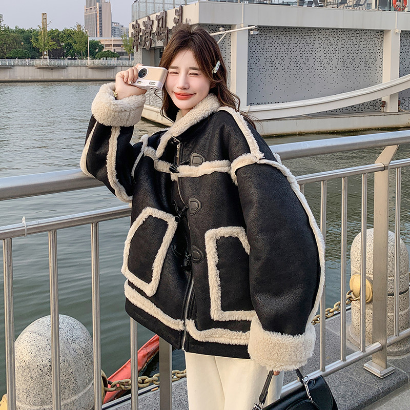 酷飒风黑色皮毛一体羊羔毛外套女2025冬季新款牛角扣麂皮绒机车服,女装棉衣/棉服,2C007