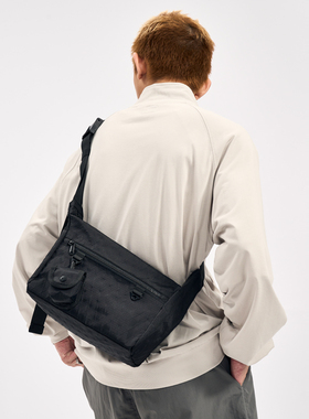 新款斜挎包男潮牌日系休闲单肩包男士邮差包女学生运动大容量背包