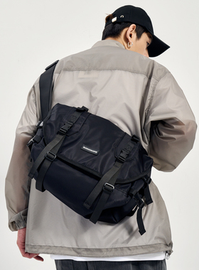 新款大容量机能斜挎包男士通勤包潮牌单肩包日系邮差包女运动背包