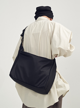 新款大容量斜挎包男日系街头单肩包潮牌背包女休闲邮差包潮酷ins