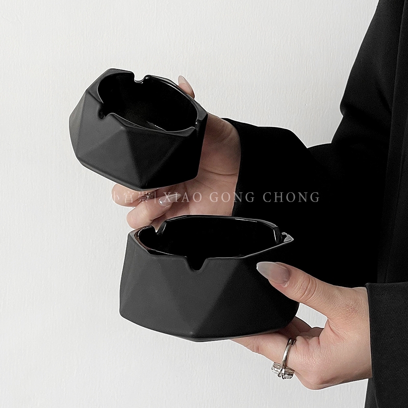 小众设计高级感烟灰缸磨砂黑立体几何烟盅家用办公室创意玻璃摆件