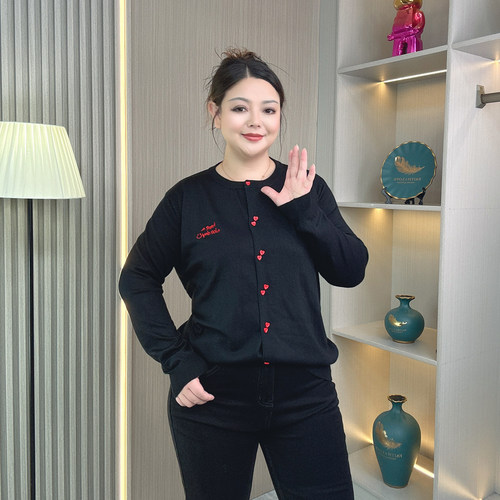 大码春秋冬刺绣爱心扣子针织衫
